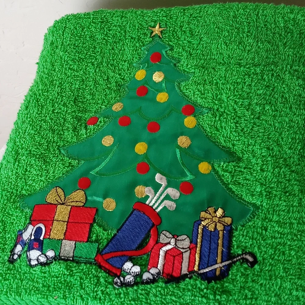 NWOT Everyday Living Green Towel Set With Embroidered Christmas Tree Patches